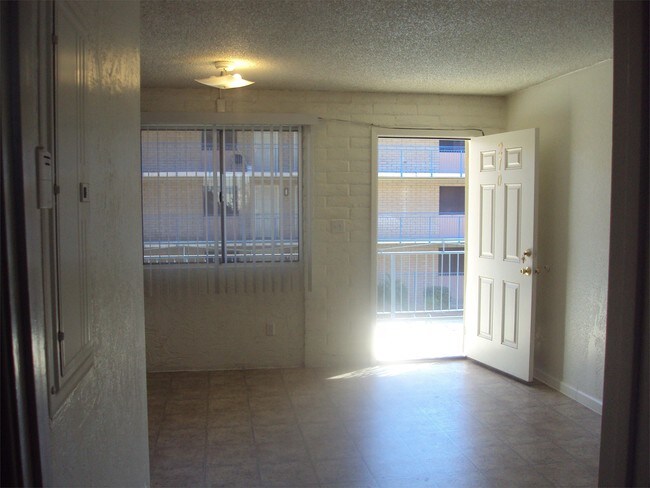 Foto del edificio - 3211 E Pinchot Ave