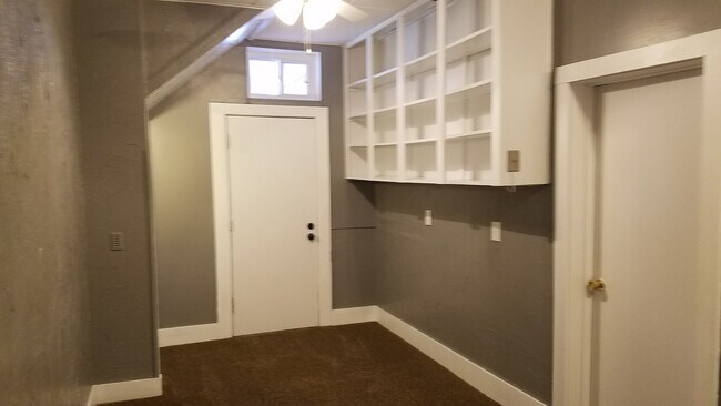 Dormitorio 2 - 16 E 5th St