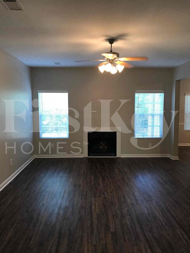 Foto del edificio - 5048 Pioneer Pkwy