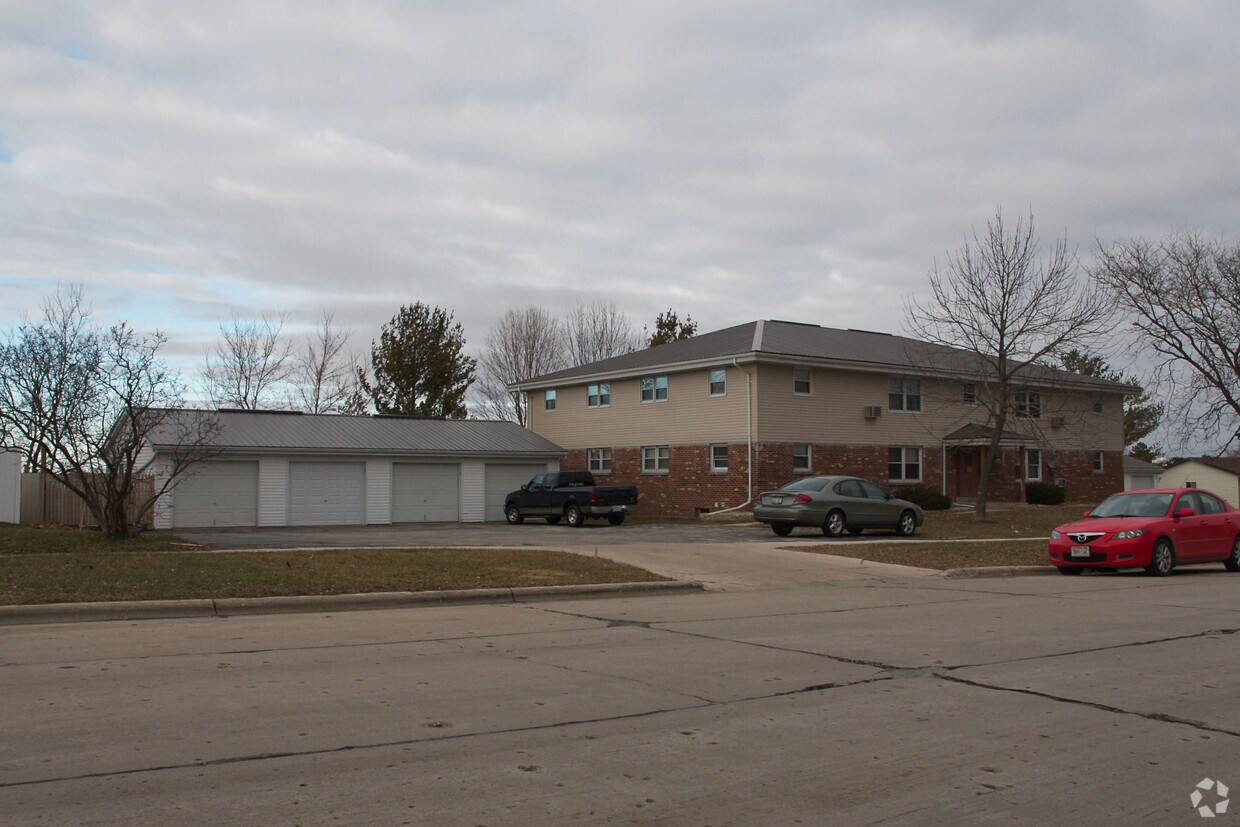 Building Photo - 2024 Green Tree Rd