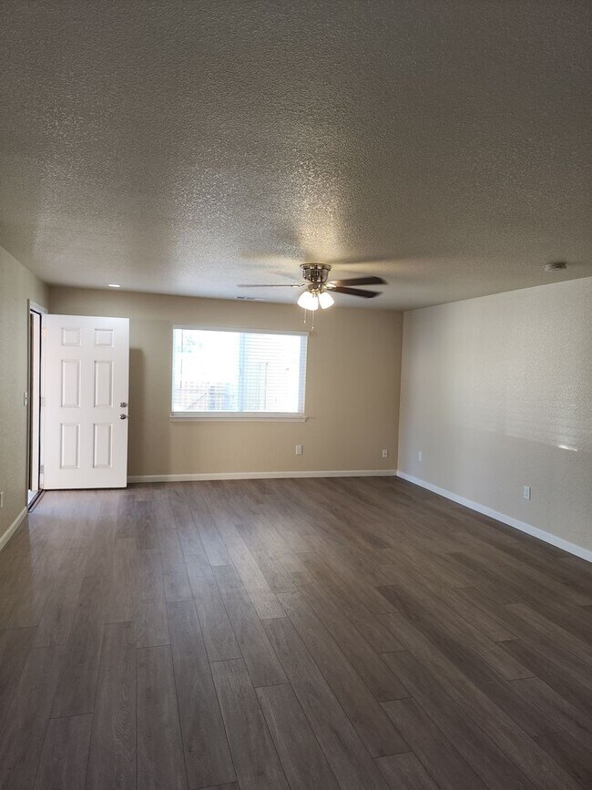 Foto del edificio - 2 Bedroom 1 Bath with Washer and Dryer Hook-ups