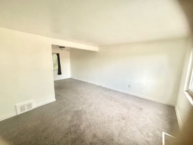 Building Photo - 2 bed/1 bath townhome 15221