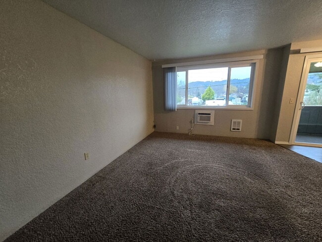 Building Photo - 146 NE Atkinson Ct