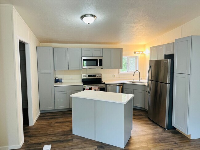 Building Photo - Newly Remodeled Acreage Property