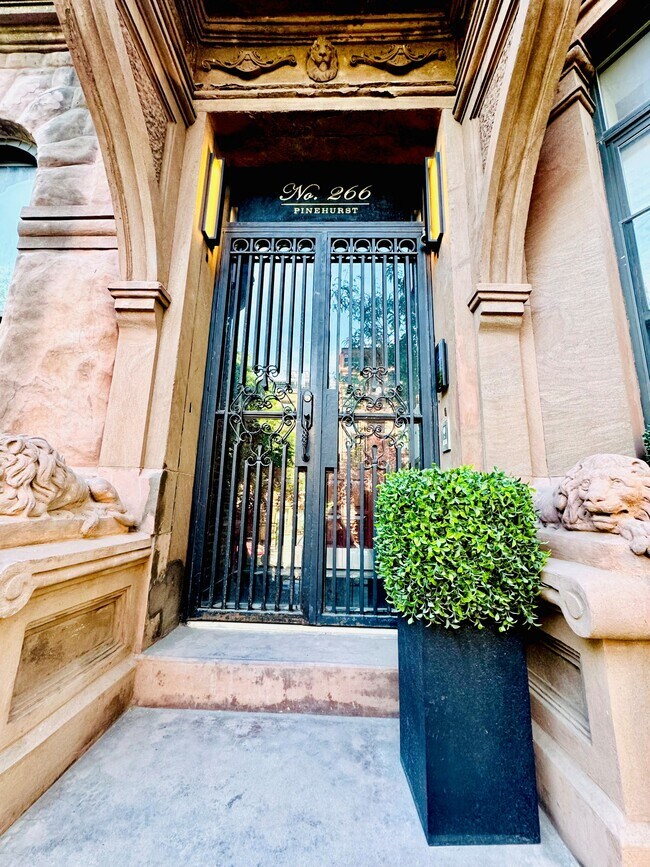 Foto del edificio - 266 W 121st St