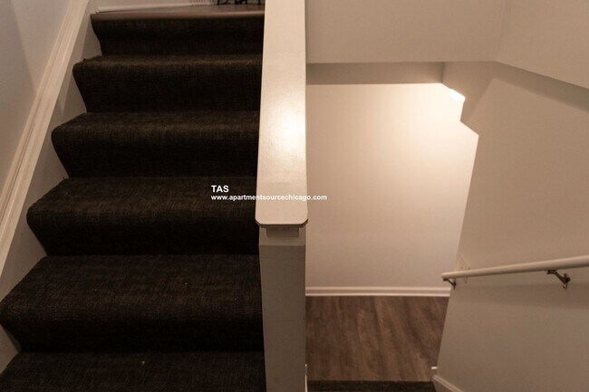 Foto del edificio - Massive Condo Quality 2 Bed / 2.5 Bath Duplex Down in Wrigleyville!