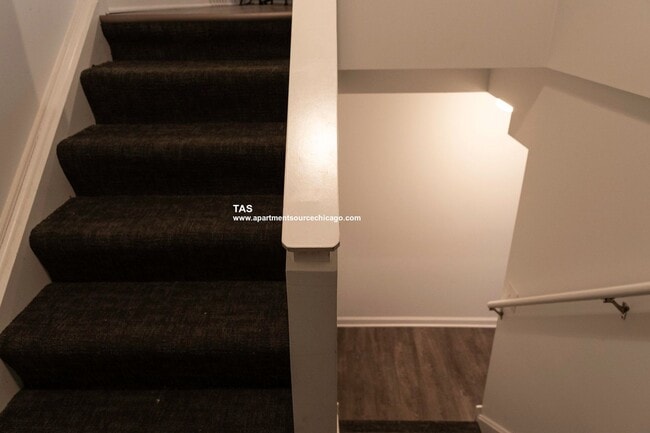 Building Photo - Massive Condo Quality 2 Bed / 2.5 Bath Duplex Down in Wrigleyville!
