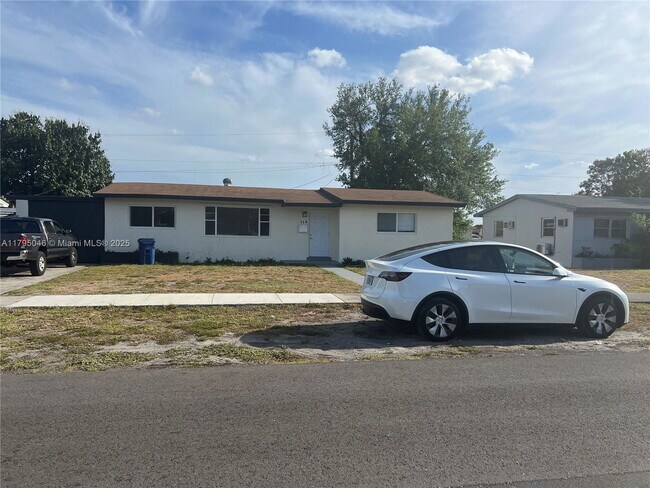 Foto del edificio - 770 NW 179th St