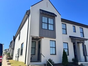 Building Photo - 698 Miramar Ln