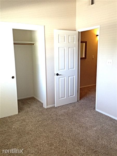 Building Photo - 2600 Brookside Dr