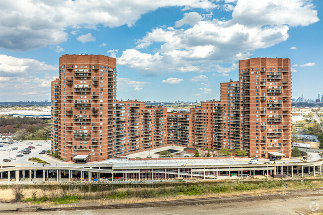 Building Photo - Harmon Cove Tower