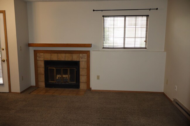 Building Photo - Spacious 2BR/2BA Condo Steps from Campus