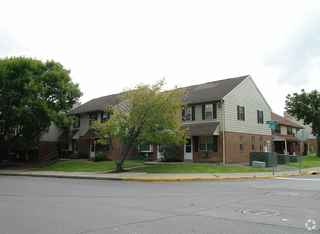 Building Photo - Schuyler Court