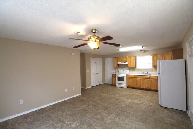 Foto del edificio - Updated 3BR/1BA Home with Fenced Yard in C...