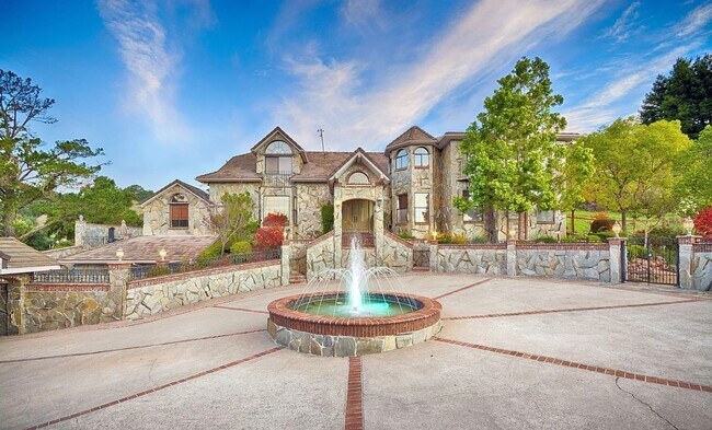 Building Photo - STUNNING LUXURY HOME WITH GORGEOUS SETTING IN WONDERFUL ORINDA!