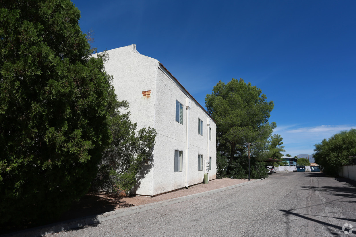 Foto del edificio - El Con Garden Apartments