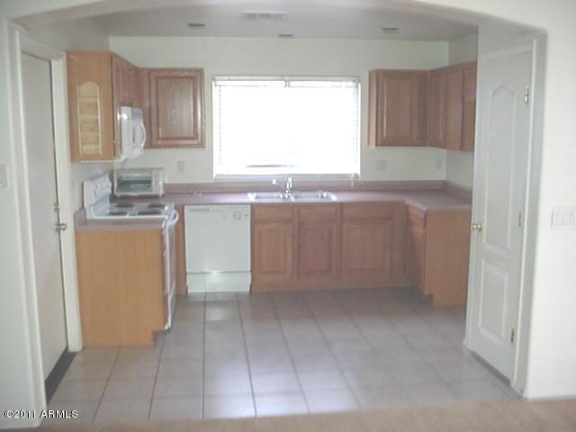 Foto del edificio - SINGLE LEVEL HOUSE ON CORNER LOT