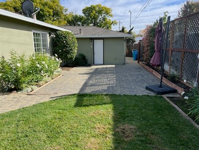 Building Photo - Beautiful updated home with all stainless steel appliances, hardwood floors throughout, and a lar...