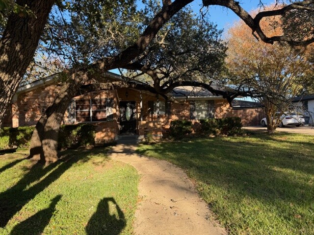 Building Photo - 725 Falcon Dr