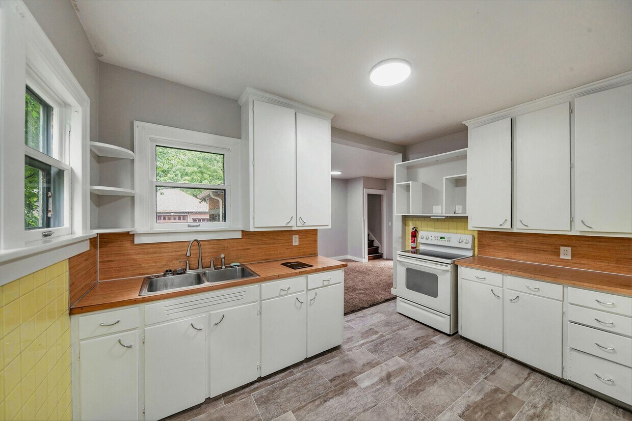 208 Woodward Ave Unit Apt 1, Kalamazoo, MI 49007 Apartment for Rent