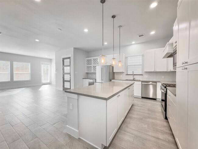 Building Photo - 1602 Westside Gardens Ln
