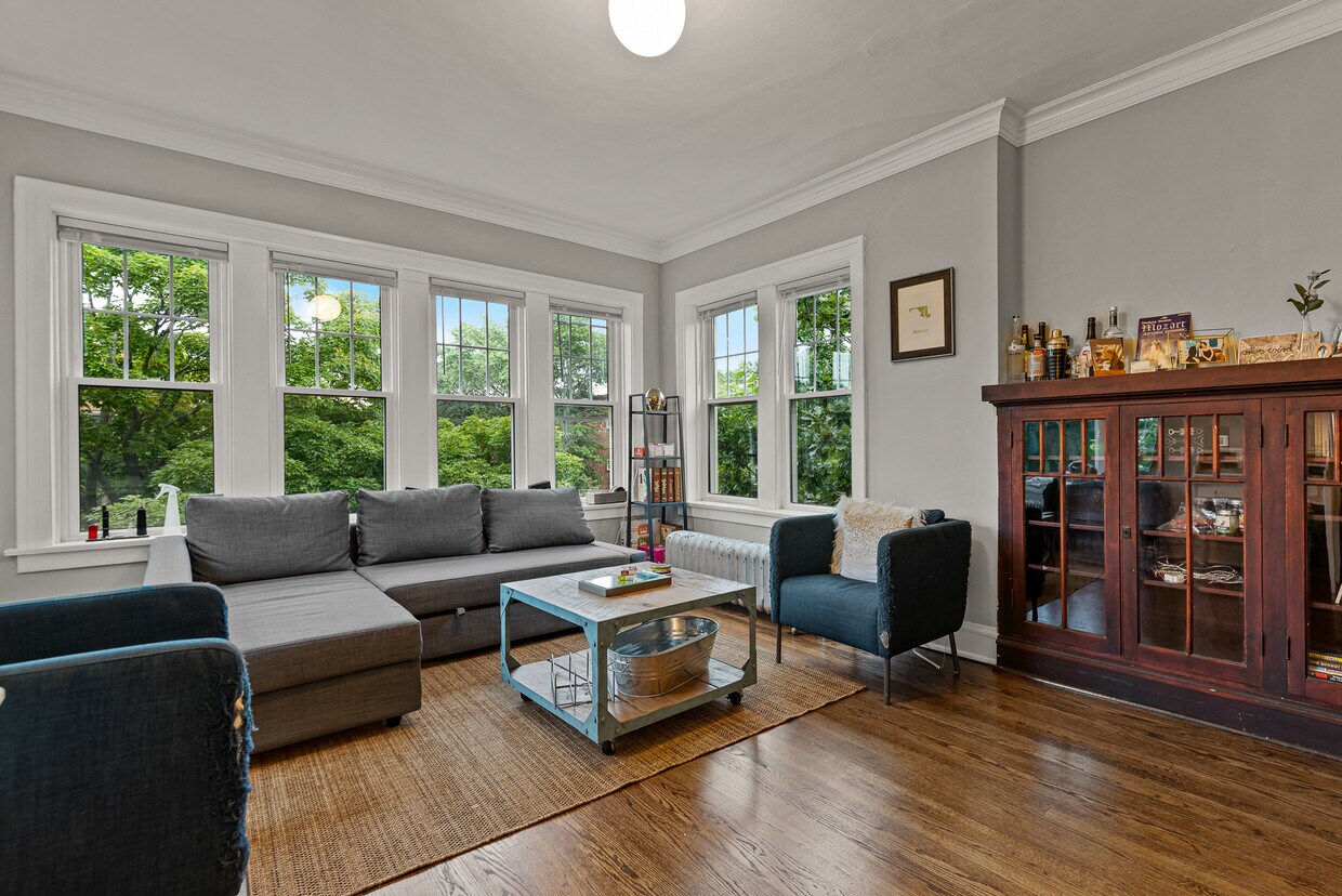 2700 W Gunnison St Unit 1, Chicago, IL 60625 Apartments in Chicago, IL