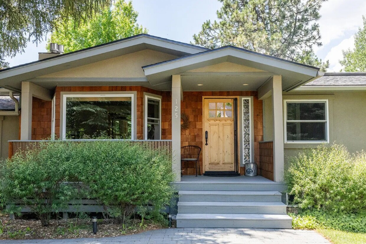 Foto principal - 4 Bed, 3 Bath Home in Hailey, Idaho with Beautiful Mountain Views