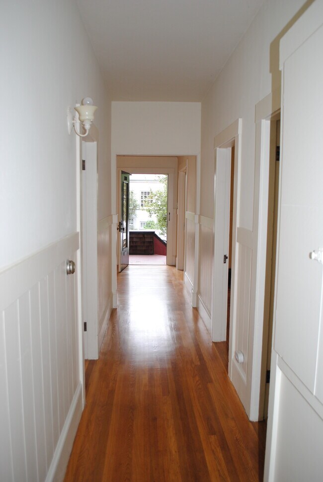 Pasillo - 2631 Derby St