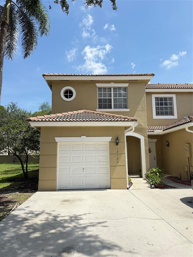 Foto principal - 12123 SW 2nd St