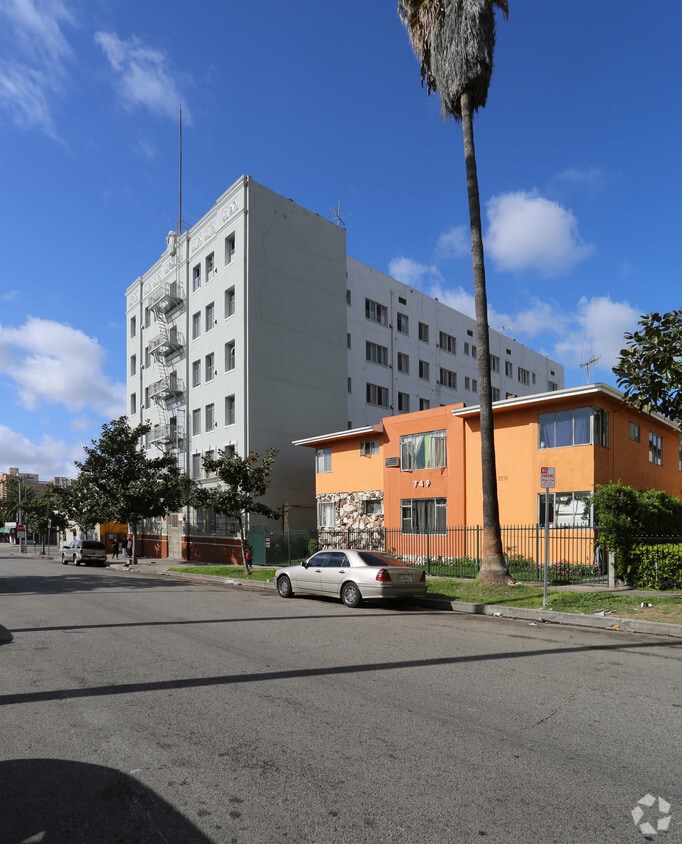 Building Photo - 757 S Berendo St