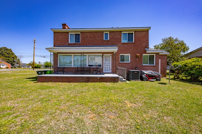 Building Photo - 913 Bern St