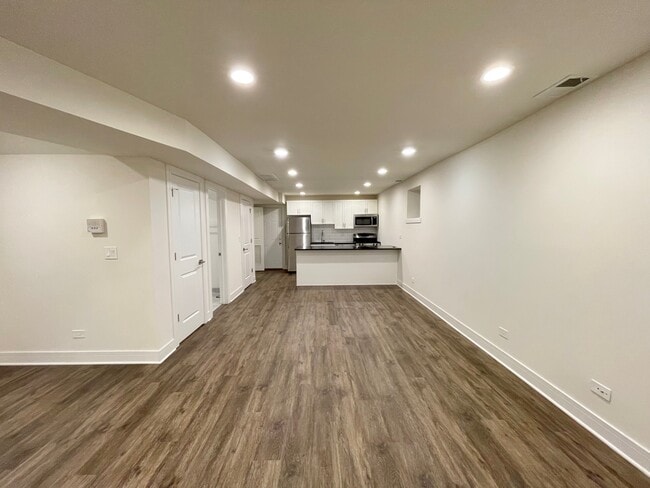 Building Photo - 4422 N Wolcott Ave