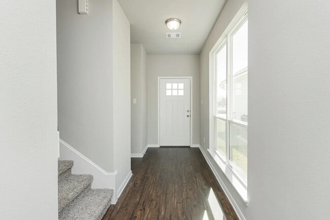Building Photo - Upstairs Bedroom Elise