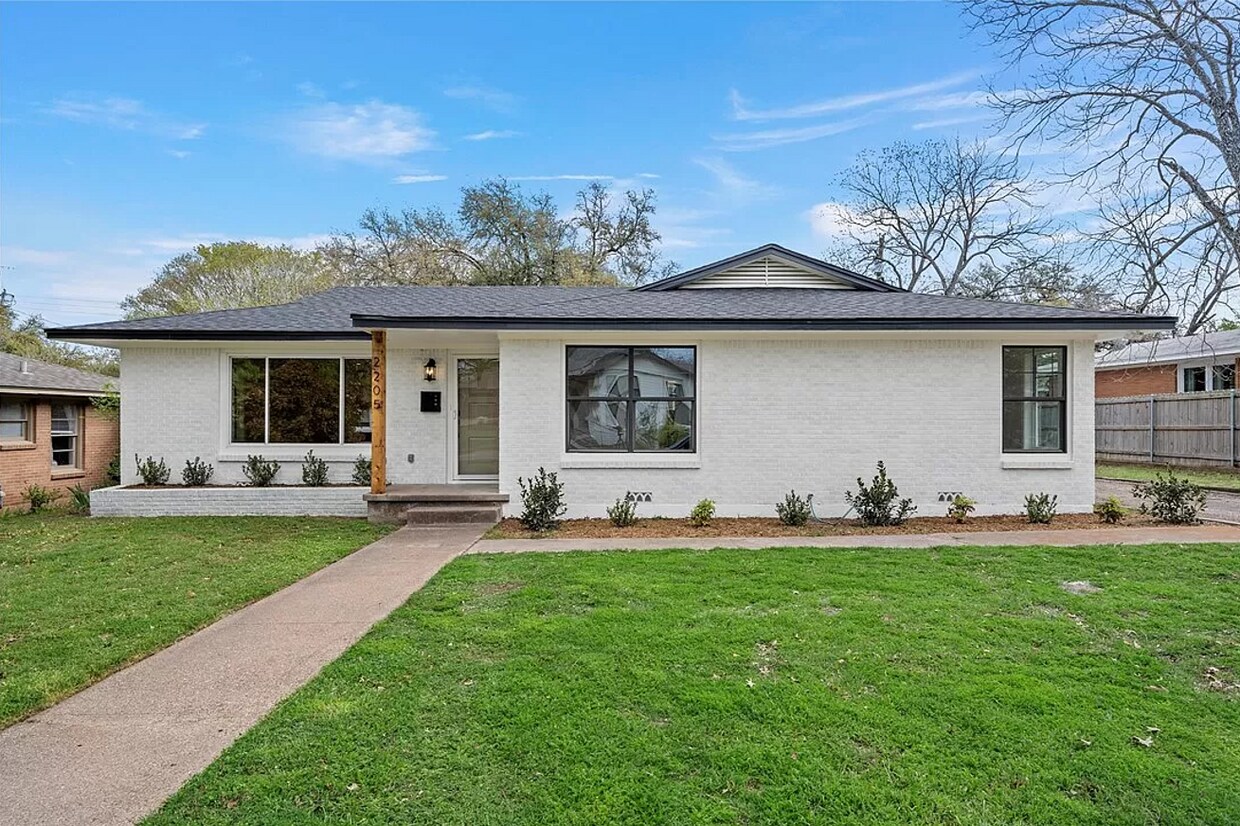 Foto del edificio - 2205 Rosewood Dr