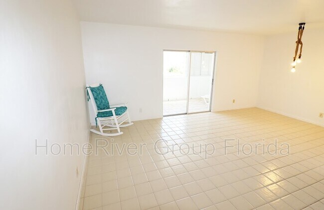 Foto del edificio - 320 S Surf Rd