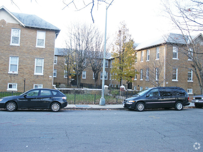 Building Photo - 410 Cedar St NW