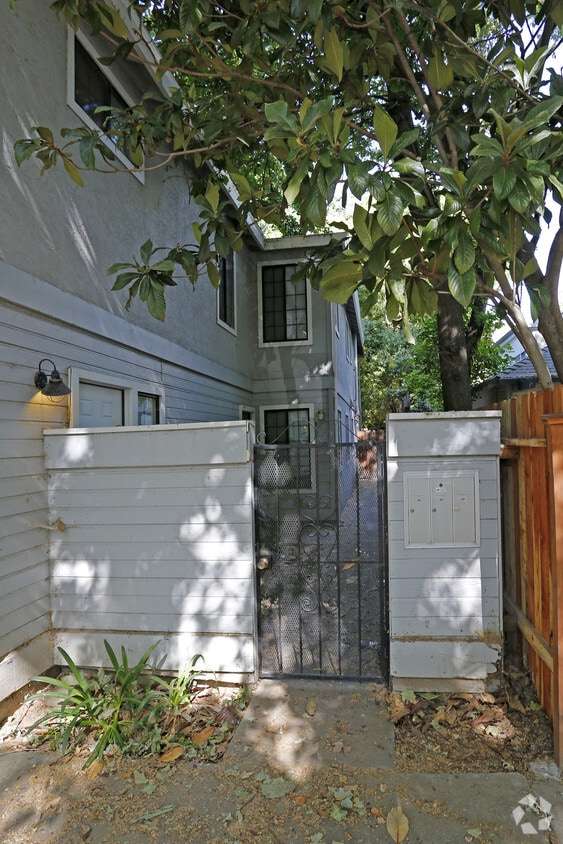 Building Photo - 806 25th St