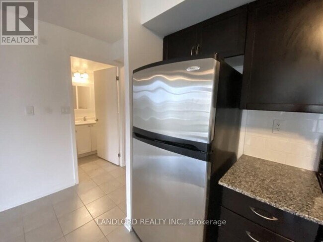 Photo du bâtiment - 816-816 Lansdowne Ave