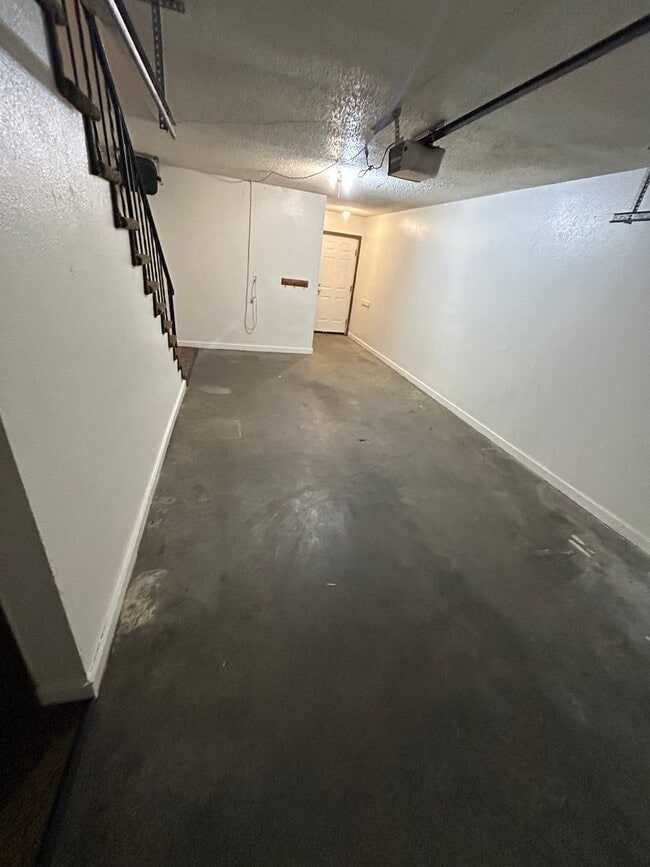 Building Photo - Lovely, Updated Townhome for Rent