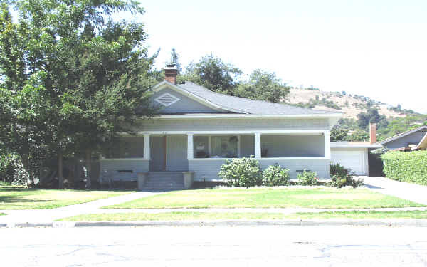 Building Photo - 811 E Santa Paula St