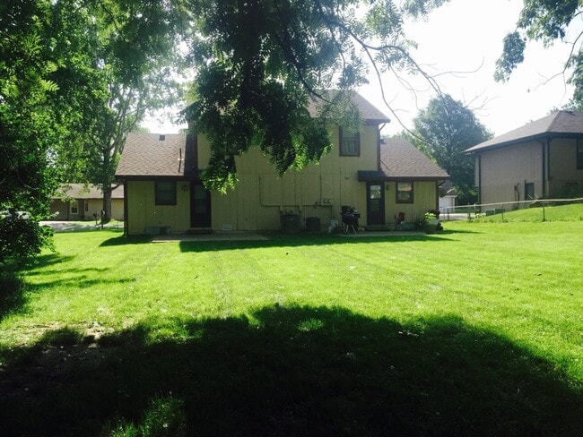 Building Photo - 704 S 40th St