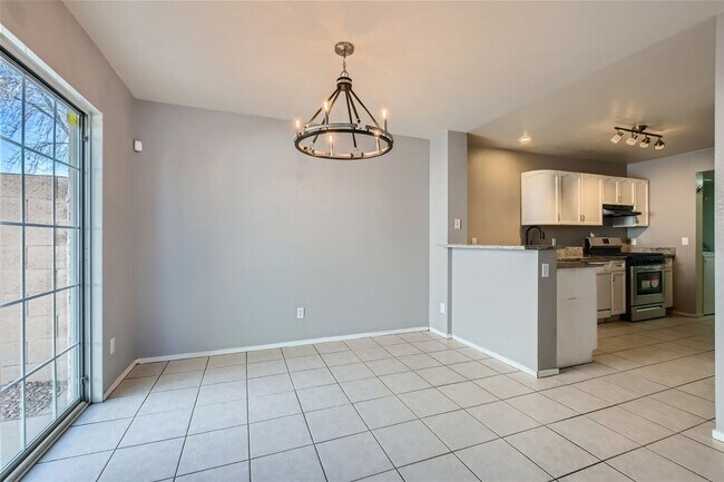 Foto del edificio - Gorgeous 2 Story Townhome Near Summerlin in Gated Community - (Ready April 1,2026)