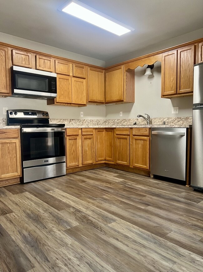 Building Photo - 1200 Oakview Dr