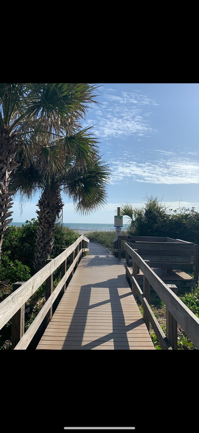 Rampa de playa a una cuadra de distancia. - 7101 Ridgewood Ave