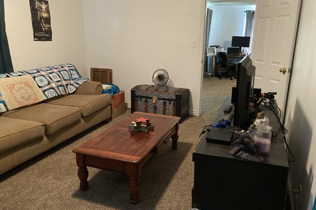 Building Photo - "Bright and Spacious 4-Bed Townhouse in Pr...