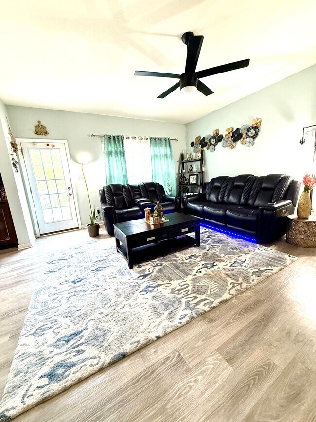 Foto del edificio - 8059 Hinsdale Ln