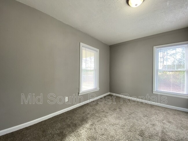 Building Photo - 304 N Hospital Dr