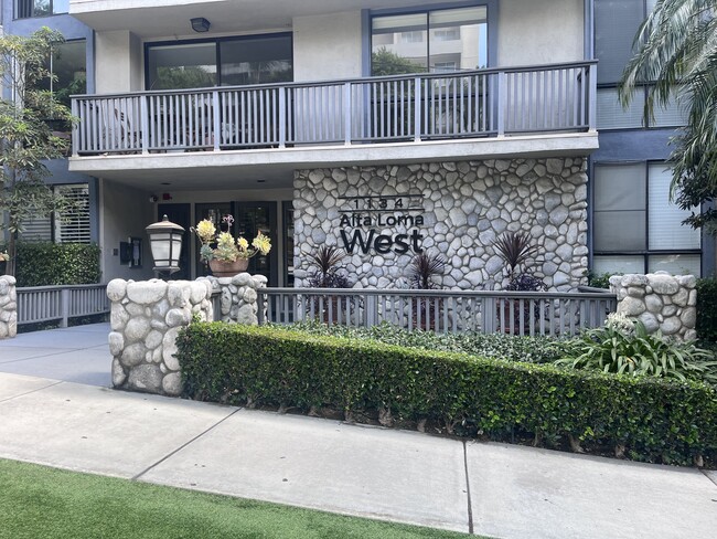 Building Photo - 1134 Alta Loma Rd