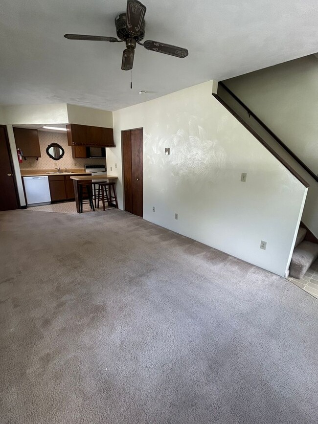 Building Photo - 611 Elmwood St