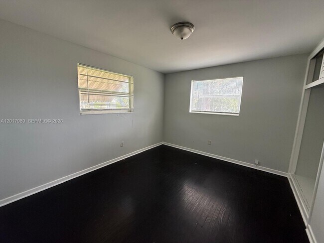 Foto del edificio - 4393 Davis Rd